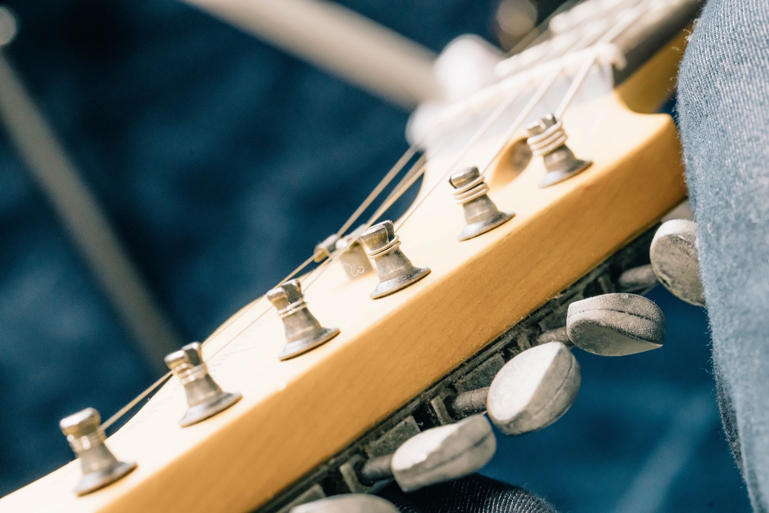 ストラトギターの弦の張り方・交換方法